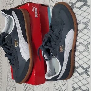 NWT boys Puma sneaker size 5.5. Navy blue and white, with gold lettering.